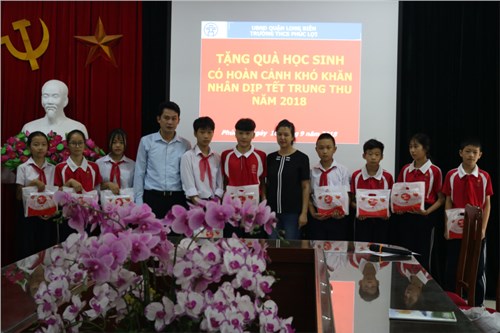 Trường THCS Phúc Lợi tặng quà cho học sinh có hoàn cảnh khó khăn nhân dịp Trung thu

